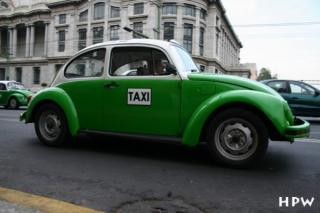 Mexico City, ein grünes Taxi, die standardfarbe für Taxis in Mexico