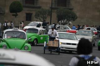 Mexico City, ein Lastenfahrrad im Strassenverkehr