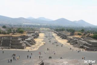 Teotihuacan, Blick auf Miccaotli, die Hauptstrasse, 4km lang, 45m breit