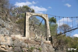El Sumidero Canyon-für eine ganze Brücke hat´s nicht gereicht, nur für´s Stromkabel