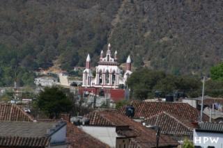 San Cristobal de las Casas-die lokale Kirche vom Dach des Hotels