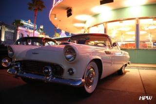 Universal Studios Orlando - Ein weißer Oldtimer ist vor einem Diner geparkt
